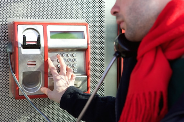 Jak prawidłowo korzystać z numeru alarmowego 112 w sytuacji kryzysowej?