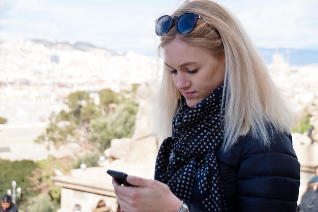 Jak uniknąć dodatkowych opłat za roaming w Europie i poza Unią Europejską?