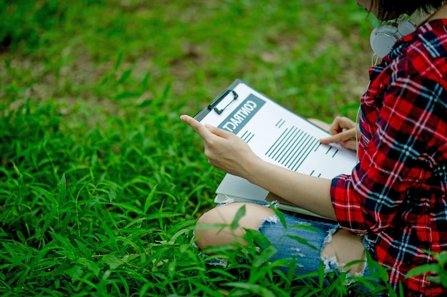 Jak napisać umowę dzierżawy gruntów rolnych, by chronić swoje interesy?