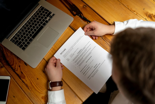 Jaki program do pisania CV wybrać na początek kariery?