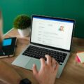 Jak napisać CV online za darmo i uniknąć typowych błędów?