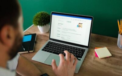 Jak napisać CV online za darmo i uniknąć typowych błędów?