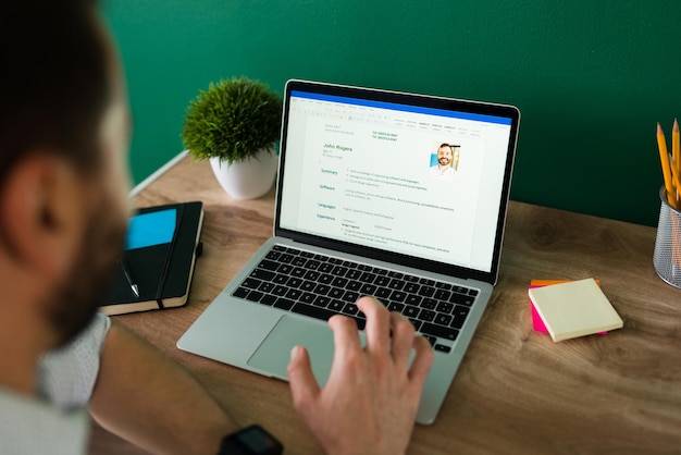 Jak napisać CV online za darmo i uniknąć typowych błędów?