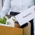 Jak zrezygnować z oferty pracy bez psucia relacji?